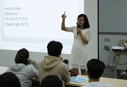 Chị Nguyệt Minh trong buổi nói chuyện về "Phương pháp học ngoại ngữ" với 200 sinh viên ở TP HCM.